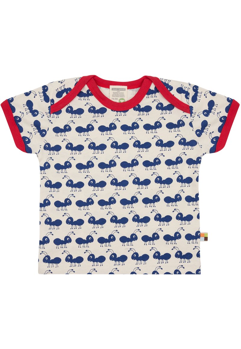 Kurzes Kinder-T-Shirt aus weicher Baumwolle, mit einem cremefarbenen Hintergrund, der wiederholt blaue Ameisenmuster zeigt, und roten Akzenten an Halsauschnitt und Ärmeln.