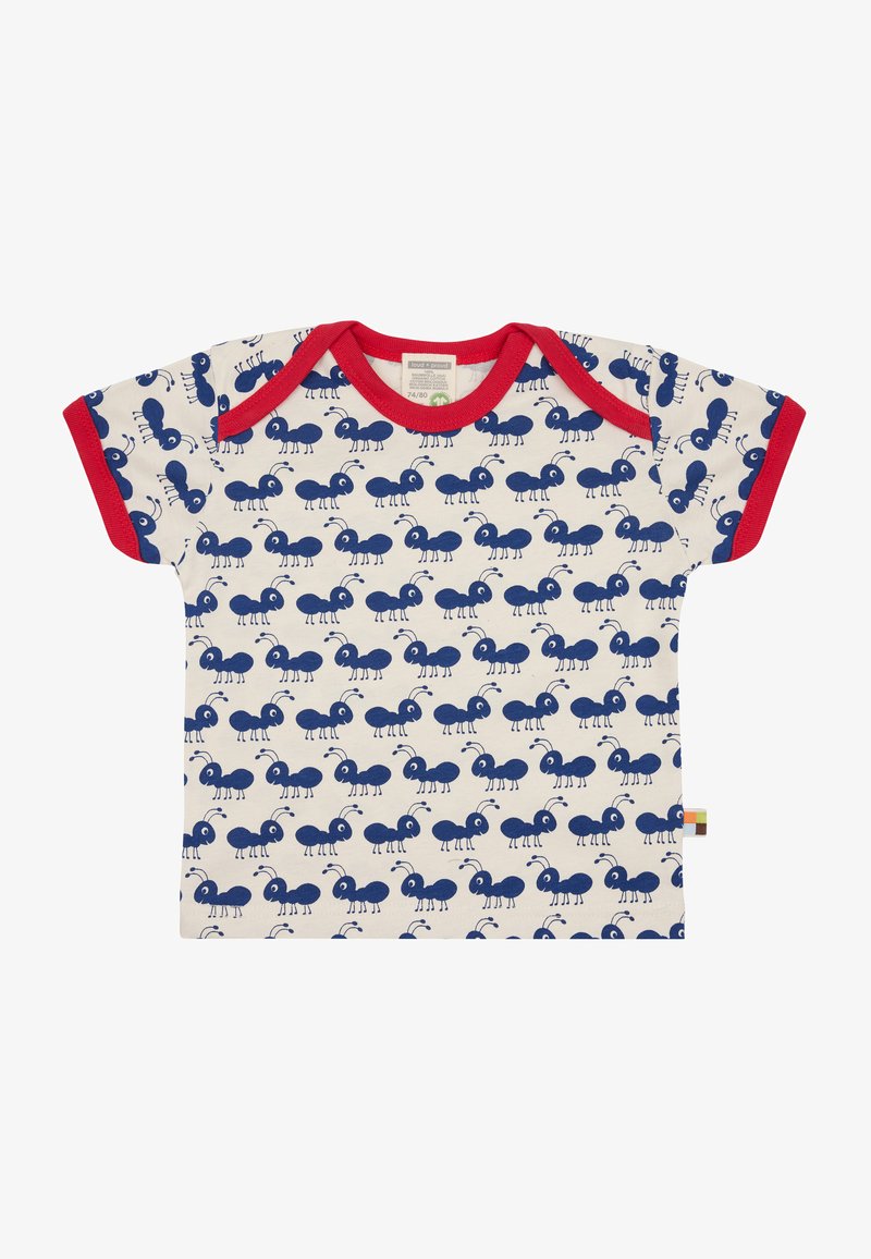 Korte mouwen kinder t-shirt van zacht katoen, met een crèmekleurige achtergrond waarop herhaaldelijk blauwe mierenpatronen zijn afgebeeld en met rode biezen op de halslijn en mouwen.