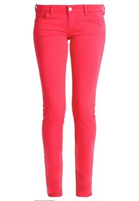 Jeans skinny rojos con una textura suave, que cuentan con cinco bolsillos, cierre de botón y presillas para cinturón. La tela es elástica para mayor comodidad.