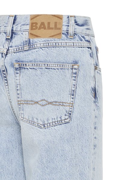 Svijetloplave traperice s kvadratnom stražnjom džepom, vidljivim šavovima i smešnom kožnom oznakom brenda na pojasu s natpisom "BALL."