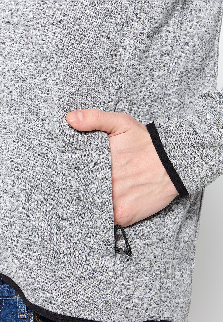 Graue, strukturierte Stoff-Hoodie mit einer Fronttasche, die am Saum und an den Bündchen einen schwarzen Akzent aufweist.