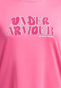 Camiseta de manga corta rosa de Under Armour con un gran logo en texto blanco en tipografía estilizada y un ligero efecto de purpurina. Textura de tejido suave.