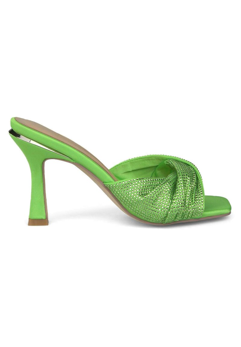 Groene satijnen open teen muiltje met een gedraaide bovenkant versierd met kristallen. Stiletto hak, slank ontwerp en een zachte textuur.
