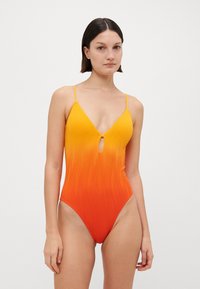 Φωτεινό πορτοκαλί και κίτρινο gradient ολόσωμο μαγιό με ραβδωτή υφή, βαθύ V-ντεκολτέ και λεπτομέρεια κλειδώματος μπροστά. Ρυθμιζόμενοι ιμάντες.