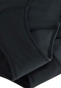 Svart badkläder med en slät, matt yta och sömlösa kanter, med extra textil på insidan för komfort.