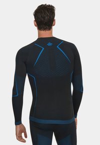 Czarny długi rękaw sportowy t-shirt z niebieskimi akcentami i teksturowanymi wzorami, charakteryzujący się dopasowanym krojem i bezszwową konstrukcją.