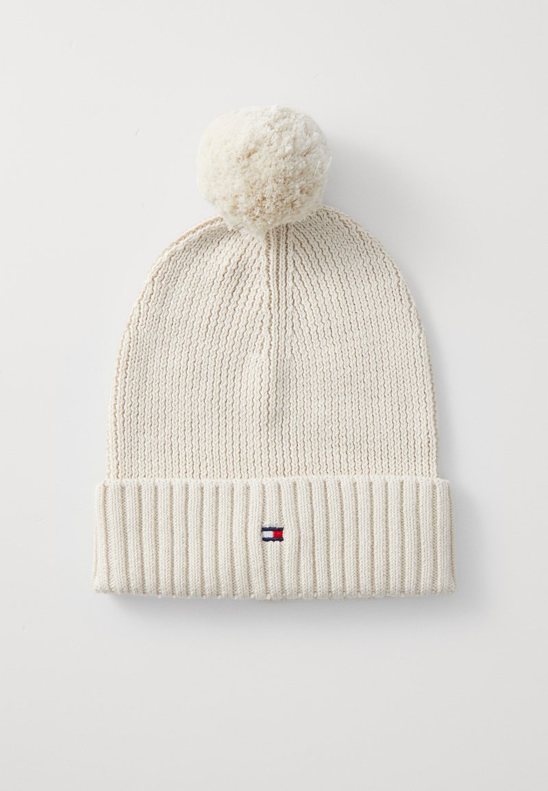 Strickmütze in Creme mit einem gerippten Umschlag und einem großen, strukturierten Pompon oben; verfügt über ein kleines, dreifarbiges Logo am Umschlag.