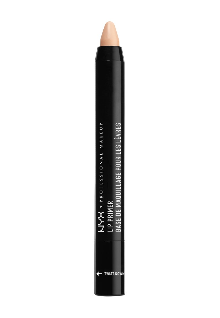 Primer labbra in forma di matita a rotazione. Presenta una punta di colore nudo, un involucro cilindrico nero e scritte bianche etichettate sul lato.