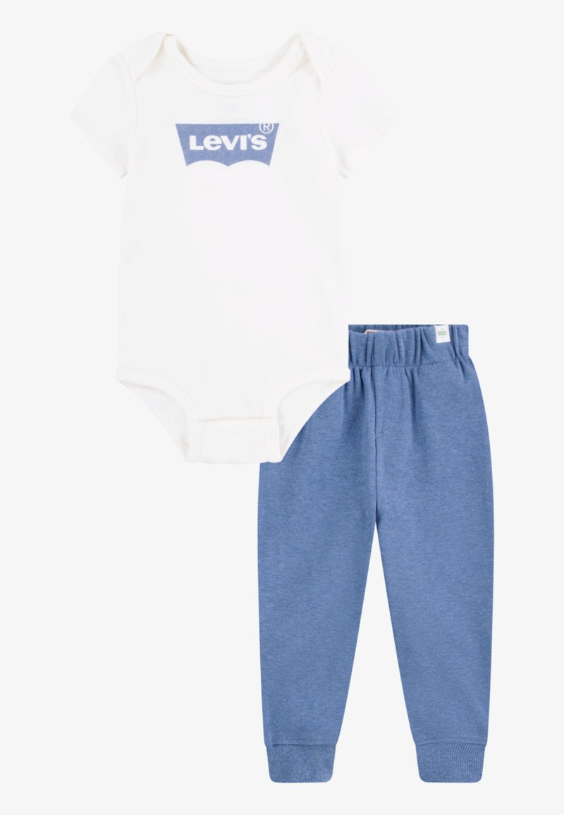 Body bianco a maniche corte con logo blu di Levi's, abbinato a pantaloni di cotone blu con cintura elastica e polsini a costine.
