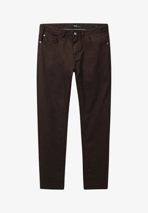 Bruine slim-fit broek met knoop- en ritssluiting, ontwerp met vijf zakken en lussen voor een riem, plat gelegd op een effen witte achtergrond.