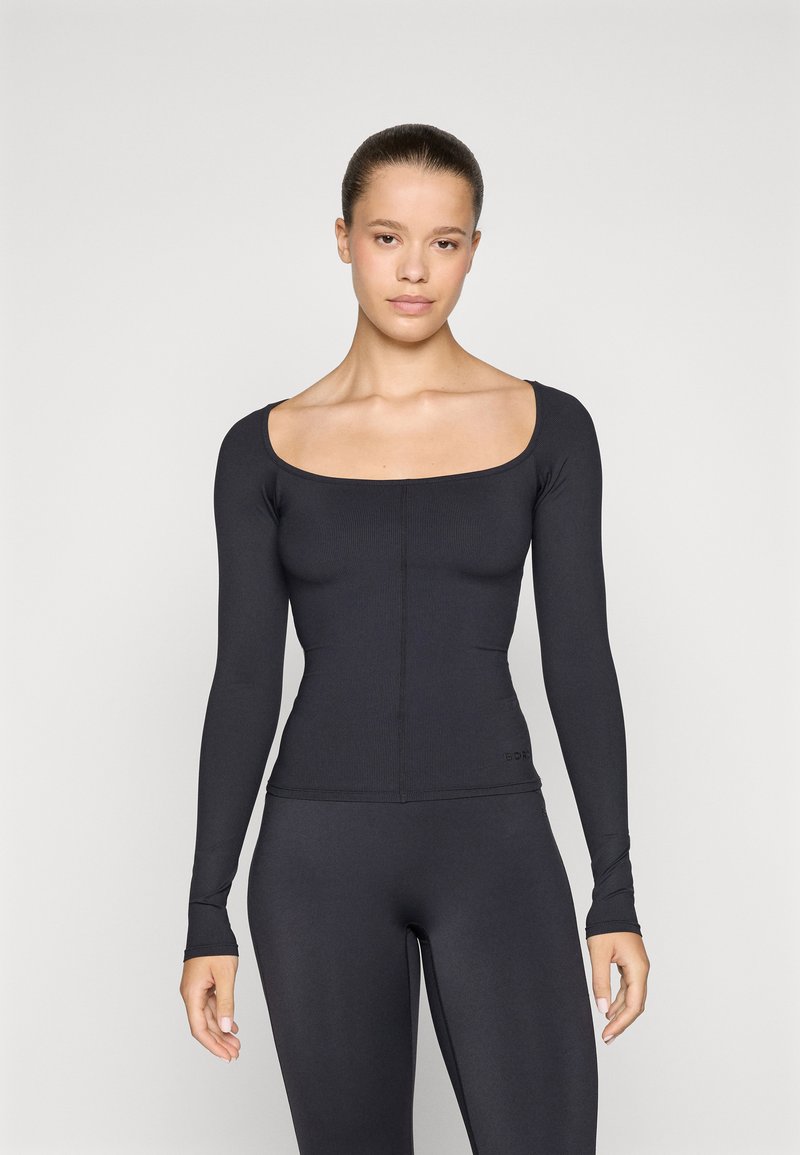 Μαύρη μπλούζα με μακριά μανίκια, τετράγωνη λαιμόκοψη, ριμπ υφή και εφαρμοστή σχεδίαση. Διαθέτει ραφές λεπτομερειών και διακριτό λογότυπο κοντά στο στρίφωμα.