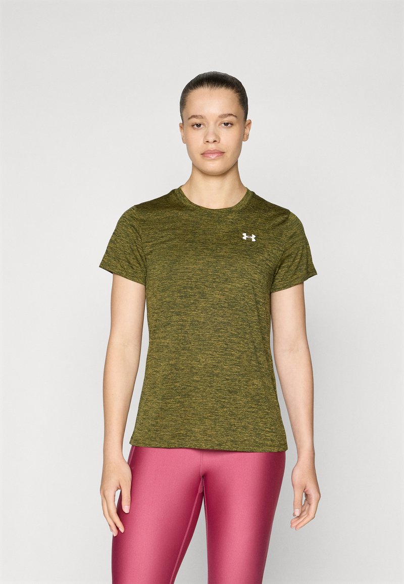 Grønn melert trenings-T-skjorte med korte ermer, rund hals og hvit logo integrert på brystet. Kombinert med rosa leggings.