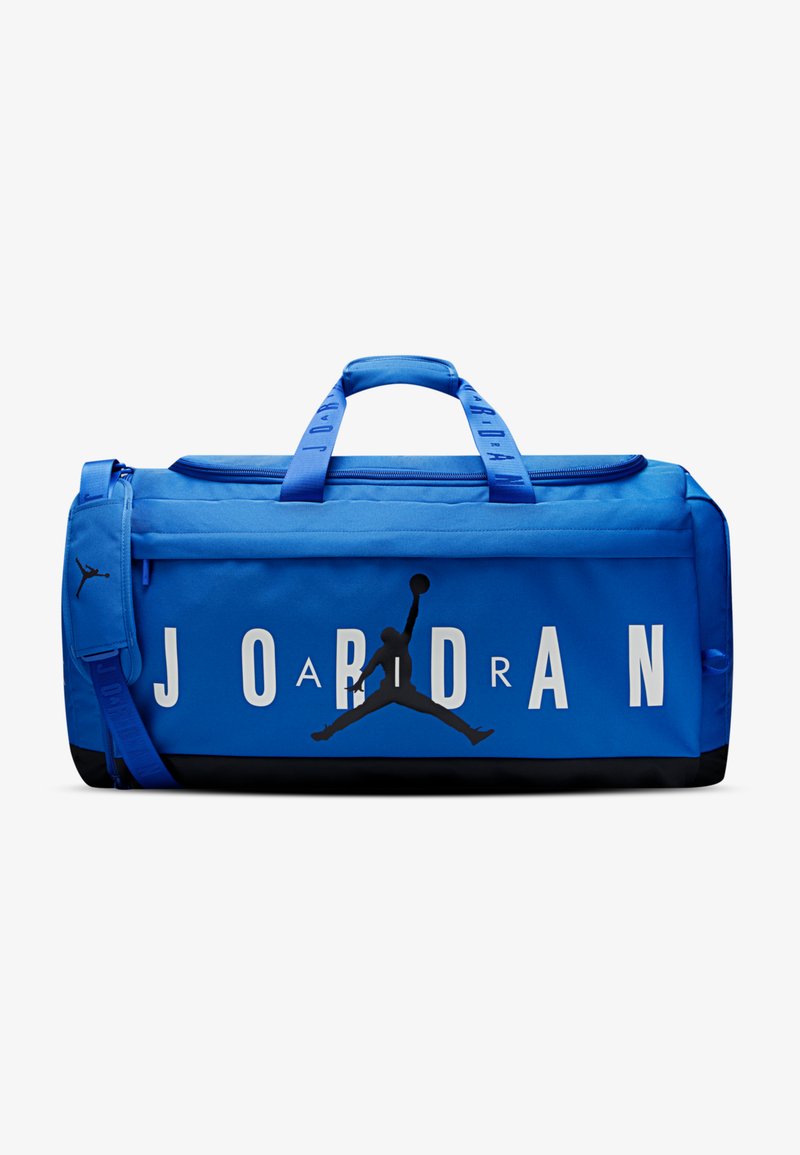 Bolsa de viaje azul de material duradero, con una cremallera horizontal, asas de transporte, acentos negros, gran texto "JORDAN" y diseño de logo.
