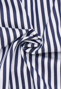 Baumwollstoff mit marineblauen und weißen vertikalen Streifen. Glatte Textur mit einem klaren Erscheinungsbild. Gedrehter Stoff, der sein Muster offenbart.