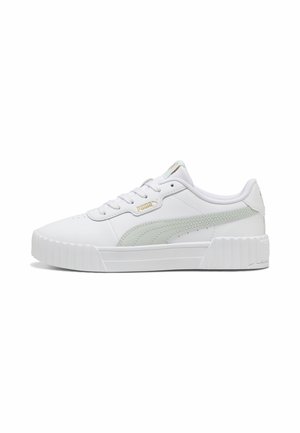 Baskets blanches à semelle épaisse, bande Puma vert pâle, logo Puma doré et lacets blancs, vue de côté sur fond uni.