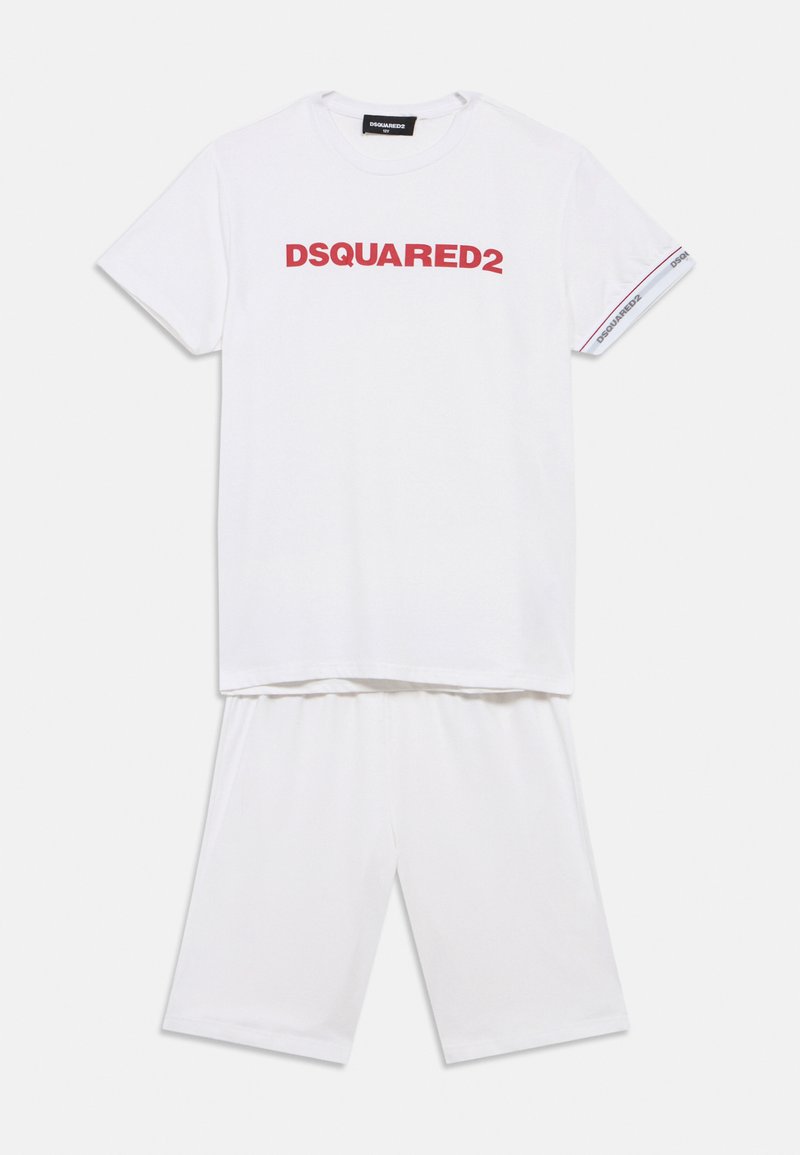 Σετ λευκή βαμβακερή κοντομάνικη μπλούζα και σορτς. Η μπλούζα έχει κόκκινο τύπωμα "DSQUARED2" στο μπροστινό μέρος και μανσέτες με κόκκινη λεπτομέρεια.