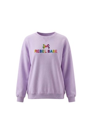 Lilafarvet langærmet sweatshirt med regnbuefarvet tekst ""REBEL BABE"" og to farverige sløjfedesigns over teksten.