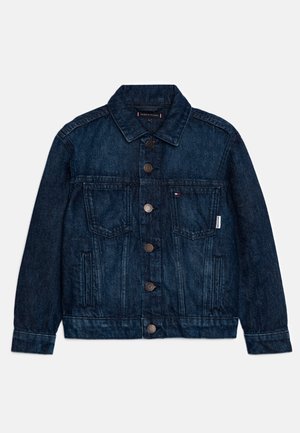 Giubbotto in denim blu scuro con colletto, chiusura frontale a bottoni, due tasche sul petto e tasche laterali. Presenta dettagli di branding discreti.