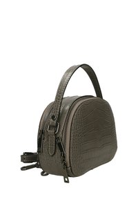 Borsa a forma ovale in morbida ecopelle grigia testurizzata con motivo coccodrillo. Dotata di manico superiore e chiusura a doppia zip con dettagli in metallo.