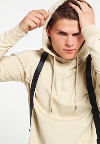 Urban Classics ACID WASH RAGLAN HOODY - Luvtr öja - sand