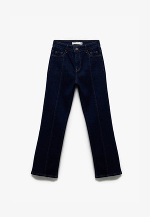 Tummansiniset farkut, joissa on suora lahje, viisi taskua ja hillitty tikkaus saumoissa.