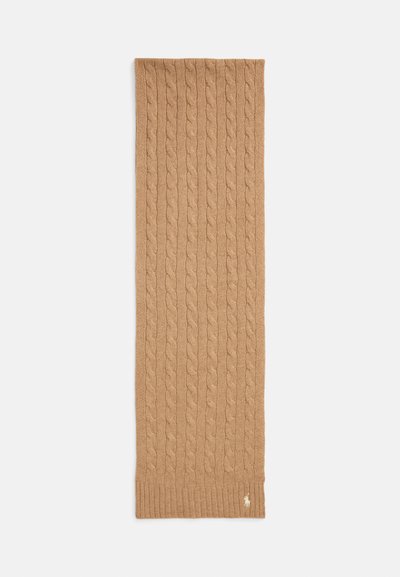 Cachecol de malha trançada em bege, com uma borda canelada e um pequeno logotipo na base, feito de um material de malha suave.