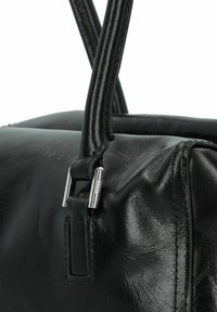 Sac à main en cuir noir avec une texture lisse, des accents en métal argenté et des poignées robustes. Forme rectangulaire compacte avec des coutures visibles.