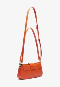 Sac à main orange en cuir avec une forme rectangulaire, fermeture à rabat plat et bandoulière réglable. Présente des accents en métal doré.