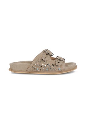Sandalias deslizantes beige con dos hebillas ajustables, adornadas con tachuelas plateadas y acentos turquesa sobre una textura suave, parecida al ante.