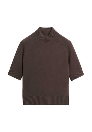 Brązowy, krótki sweter z dzianiny z żebrowanym, wysokim kołnierzem, mankietami na rękawach i krawędzią, przedstawiony na białym tle.