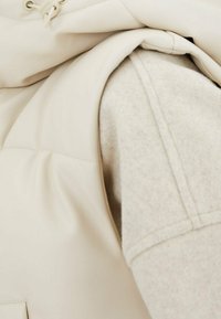 Stradivarius Vesta - white