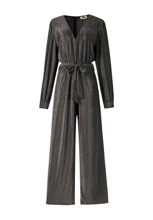 Glänzender schwarzer Overall mit V-Ausschnitt, langen Ärmeln, tailliertem Gürtel und weitem Bein. Strukturierter Stoff reflektiert das Licht und erzeugt einen glitzernden Effekt.