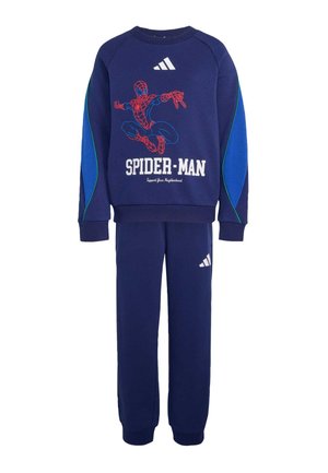 Dziecięcy dres w kolorze granatowym z nadrukiem Spider-Mana na bluzie i pasujące spodnie z białym logo na piersi i nodze.