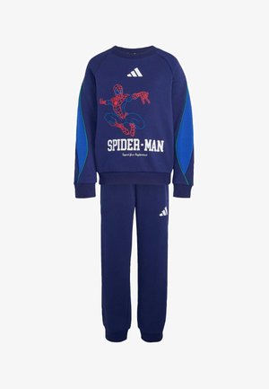 Dziecięcy dres w kolorze granatowym z nadrukiem Spider-Mana na bluzie i pasujące spodnie z białym logo na piersi i nodze.