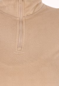 Bé�žový fleece svetr s vysokým límcem a čtvrtinovým zipem. Měkká textilie s viditelným prošíváním a hladkým zapínáním na zip na krku.