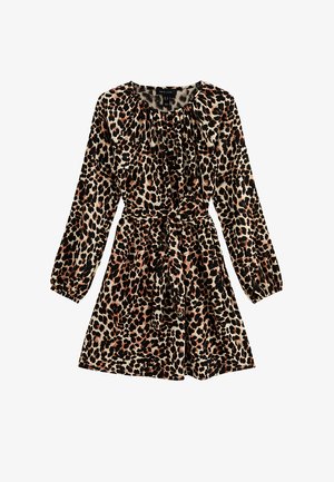 Leopardprint jurk met lange mouwen, geplooide halslijn en strikceintuur. Gemaakt van lichte stof met een zachte textuur.