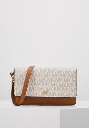 Petit sac bandoulière beige et marron avec motif MK répété, logo MK doré et une sangle en cuir marron sur une surface blanche.