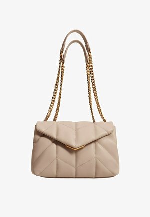 Beige quiltet håndtaske med et chevron mønster, gyldne kædehank, flad topklap og et guldhardware-accent på forsiden.