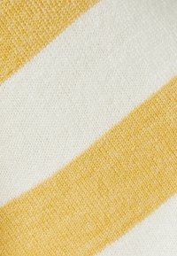 Tecido tricotado com listras diagonais alternadas em amarelo suave e branco. A textura é suave com um ligeiro stretch.