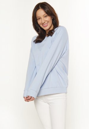 Lysblå sweatshirt med lange ærmer og ribbede manchetter, lavet af blødt materiale. Har en afslappet pasform og en rund halsudskæring.