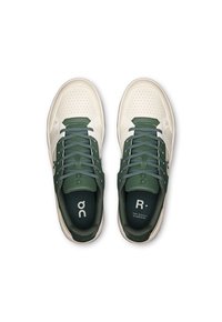 On THE ROGER CLUBHOUSE - Tenisové boty na antuku - white   olive