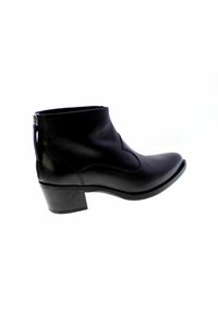 Stivale alla caviglia in pelle nera con punta affusolata, tacco a colonna, cuciture decorative e zip laterale per la chiusura. Texture liscia.