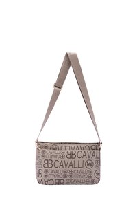 Borsa a spalla grigia con loghi in rilievo, dalla texture liscia, con tracolla regolabile e forma rettangolare con chiusura a zip.