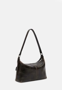 Brązowa torebka na ramię z skóry o zaokrąglonym kształcie, z pojedynczym paskiem, zamkiem błyskawicznym i kontrastującym przeszyciem. Gładka faktura z delikatnym połyskiem.