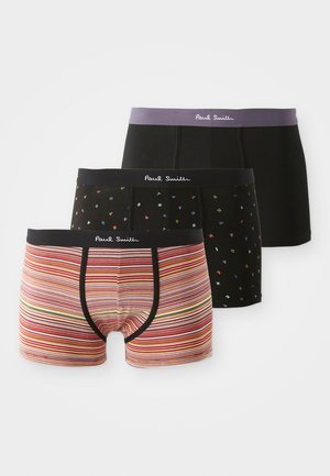  Trois paires de boxers : une rayée avec du rouge, du jaune et du vert ; une noire avec des lettres colorées ; une entièrement noire. Toutes ont des ceintures noires.
