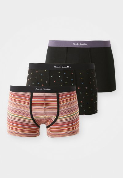 Tre par med boksere: en stripete med rødt, gult og grønt; en svart med fargerike bokstaver; en ensfarget svart. Alle har svarte midjebånd.