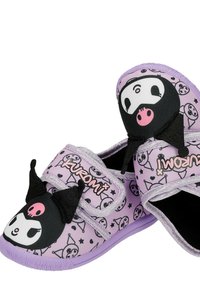 Chaussons violets pour enfants avec des visages de personnages de dessins animés, des oreilles noires, des accents de crâne roses et le texte "Kuromi" sur les sangles.