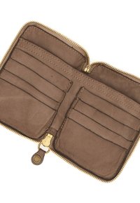 Interno di un portafoglio in pelle marrone con più scomparti per carte, chiusura a zip e dettagli in oro. Texture liscia con sottili dettagli di cucitura.