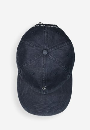 Marineblaues Baumwoll-Baseballcap mit gesticktem Text auf der Vorderseite, gebogenem Schirm und sechs Lüftungsösen. Weiche Textur und strukturierte Form.