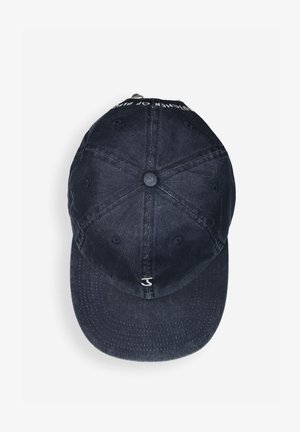 Marineblaues Baumwoll-Baseballcap mit gesticktem Text auf der Vorderseite, gebogenem Schirm und sechs Lüftungsösen. Weiche Textur und strukturierte Form.